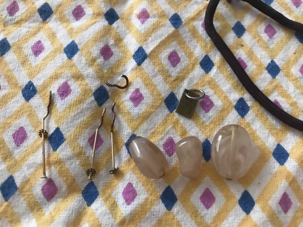 分解されたヘアゴム