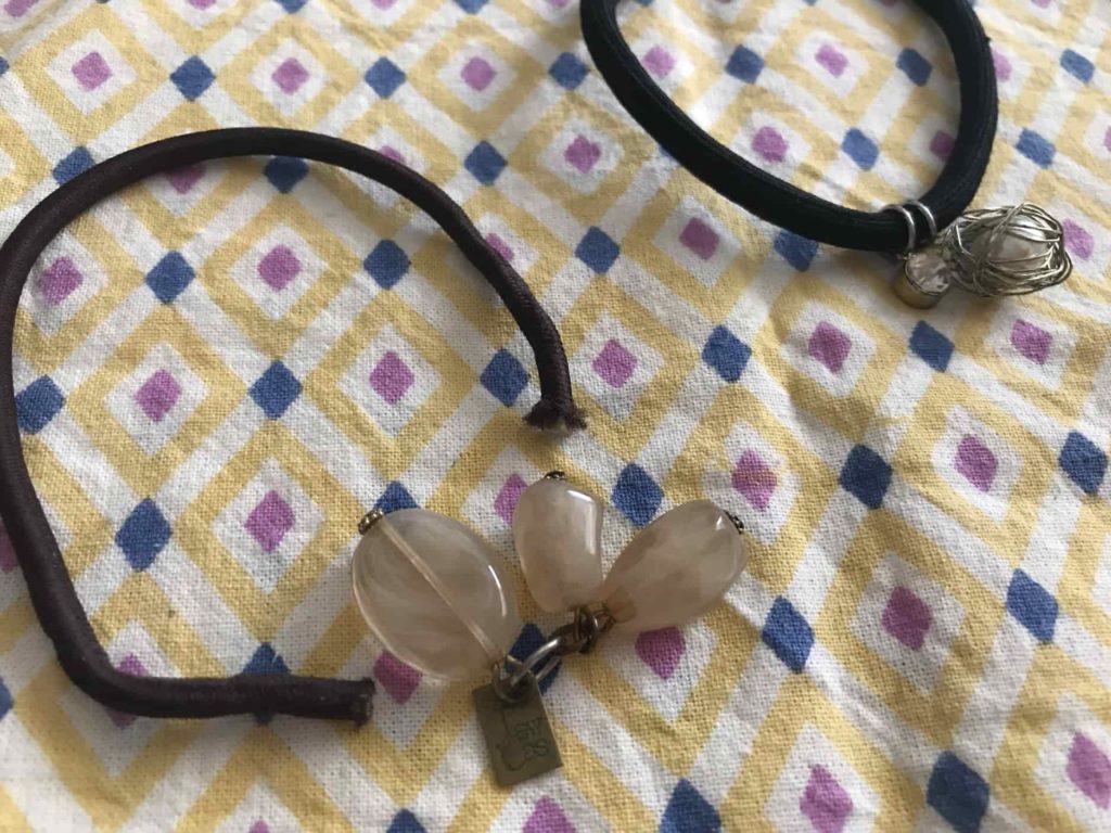 シルバー素材がついたヘアゴム