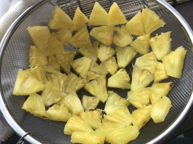 パイナップルを乾かす