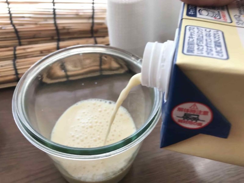 豆乳を入れて