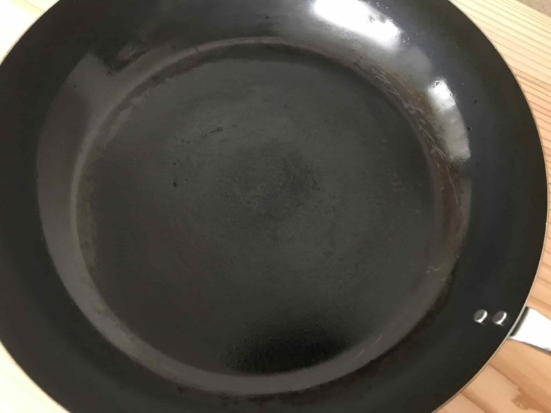 黒光りする表面