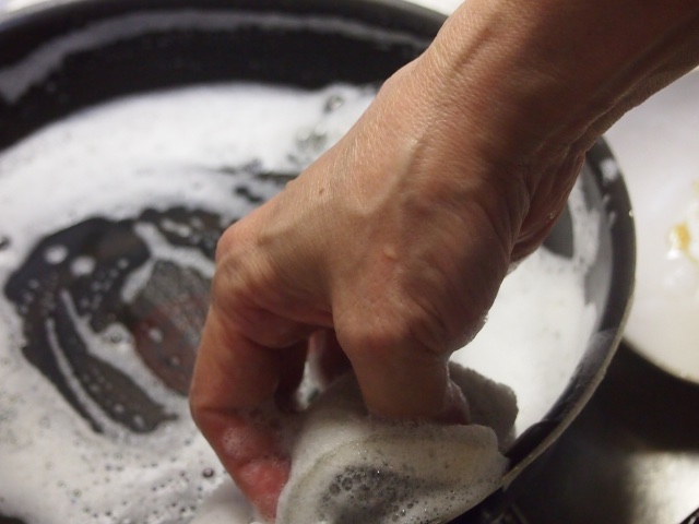 洗剤で鉄フライパンを洗うのはNG