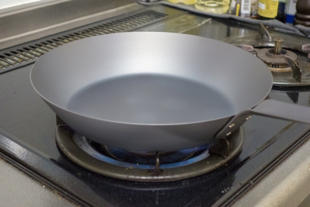 空焼き中の鉄フライパン