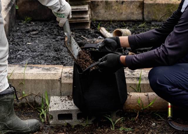 黒い袋に機材を入れる