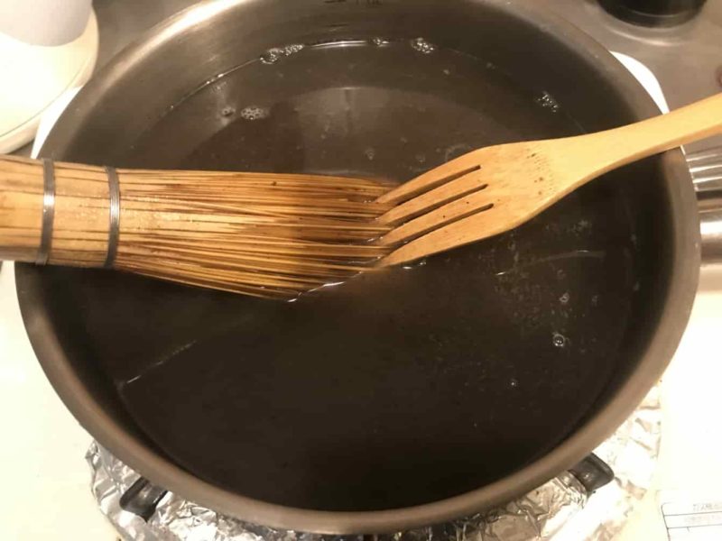 フォークで汚れをかき出す