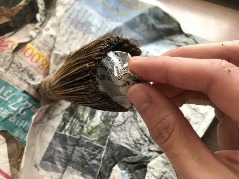 中に新聞紙を詰める
