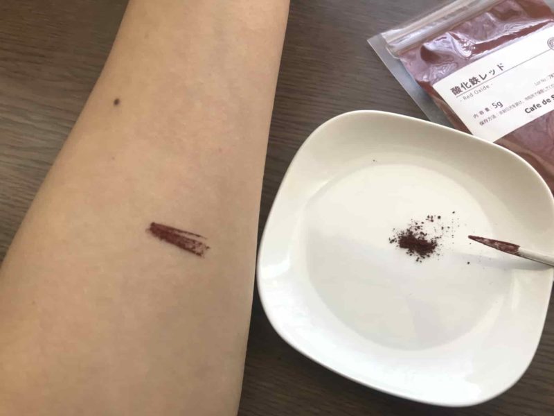 ベンガラを腕にのせてみる