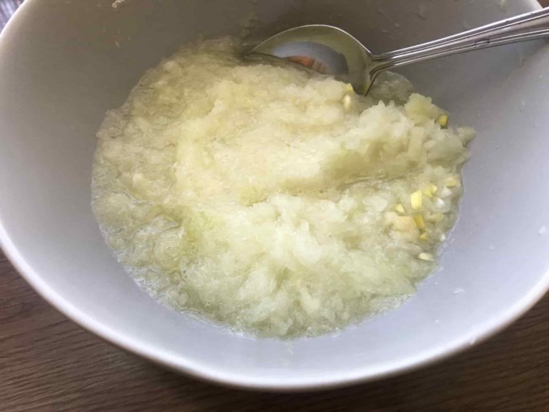 たまねぎをすりおろす