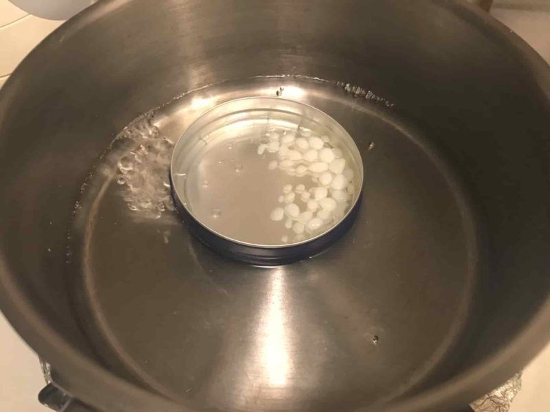 ミツロウを湯せんにかける