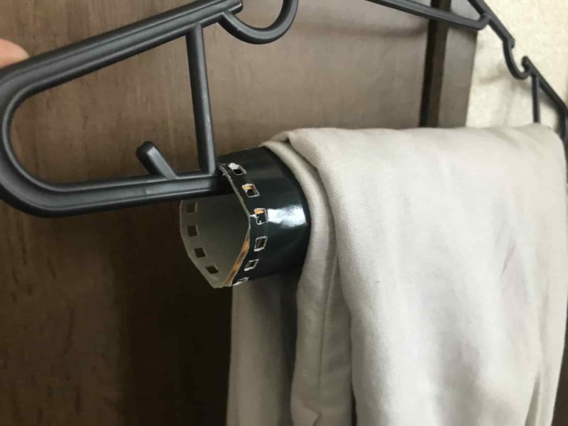 厚紙を丸めてはめる