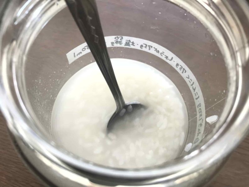 ご飯とお湯を混ぜてとろみをだす